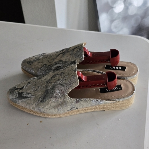 Dkny Slip On Mules Flat Women Sz 9 Metallic Tan Covered Pointed Toe Comfort - Picture 15 of 15